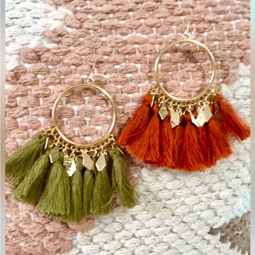 6 pair of earrings•2 tassel gold tone hoops•4 gold tone boho style earrings✨